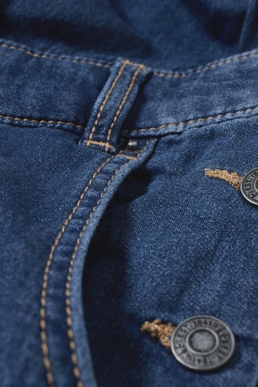 Damen - Umstandsjeans - Latzshorts - jeans-hellblau