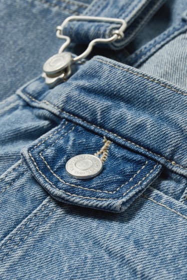Damen - Umstandsjeans - Latzshorts - jeans-hellblau