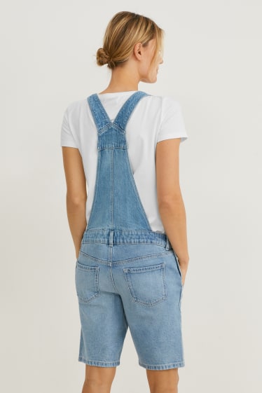 Damen - Umstandsjeans - Latzshorts - jeans-hellblau