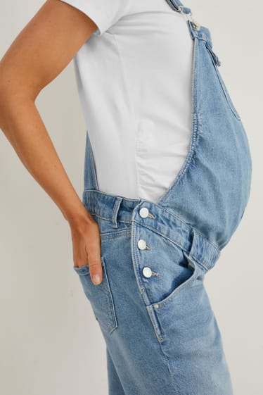 Damen - Umstandsjeans - Latzshorts - jeans-hellblau