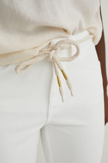Mujer - Vaqueros piratas con cinturón - mid waist - blanco