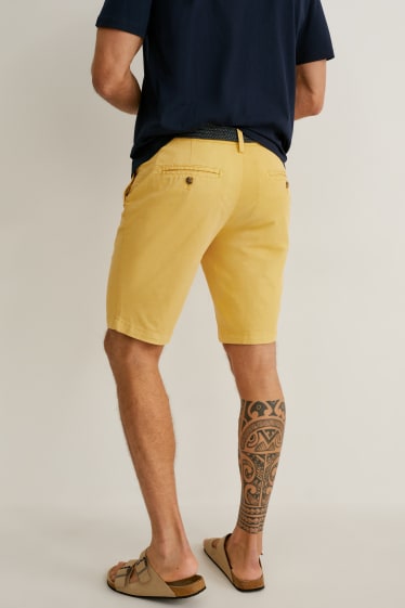 Bărbați - Pantaloni scurți cu curea - LYCRA® - galben
