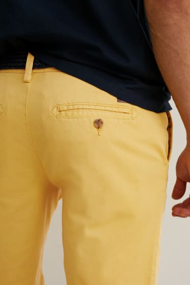 Bărbați - Pantaloni scurți cu curea - LYCRA® - galben