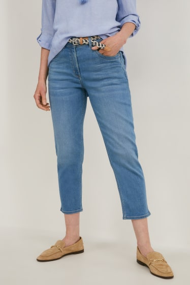 Damen - Capri Jeans mit Gürtel - Mid Waist - recycelt - jeans-hellblau