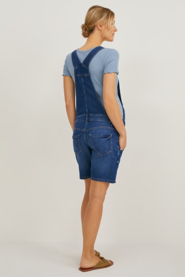 Damen - Umstandsjeans - Latzshorts - jeans-hellblau