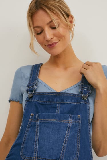 Damen - Umstandsjeans - Latzshorts - jeans-hellblau