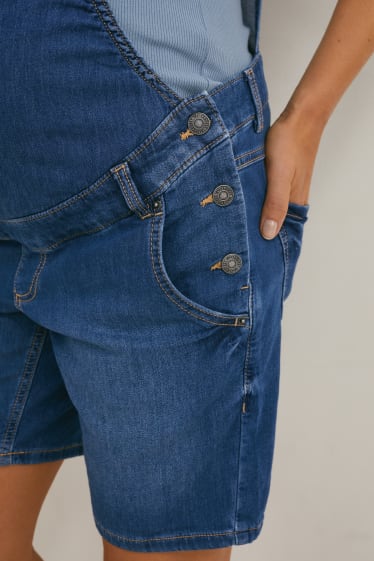 Damen - Umstandsjeans - Latzshorts - jeans-hellblau