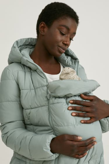 Kobiety - Pikowana kurtka ciążowa z kapturem i wstawką na niemowlę - miętowa zieleń