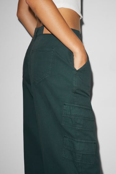 Exclusivo online - CLOCKHOUSE - pantalón cargo - low waist - loose fit - verde oscuro