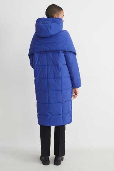 Dámské - Prošívaný kabát s kapucí - z recyklovaného materiálu - modrá