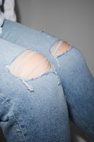Femmes grandes tailles - CLOCKHOUSE - mom jean - high waist - jean bleu clair