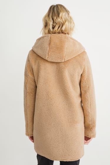 Dámské - Kabát z umělé kožešiny s kapucí - světle hnědá