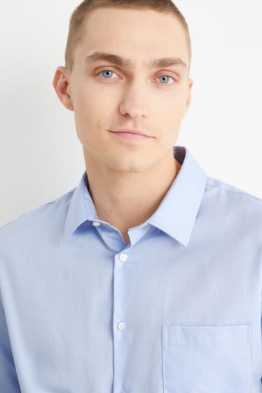 Uomo - Camicia business - regular fit - colletto all’italiana - facile da stirare - azzurro