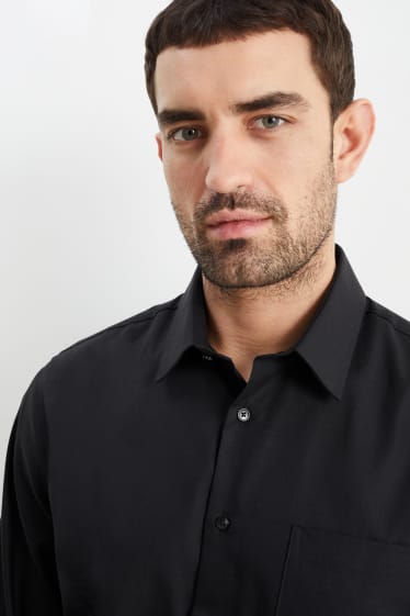 Uomo - Camicia business - regular fit - colletto all’italiana - facile da stirare - nero