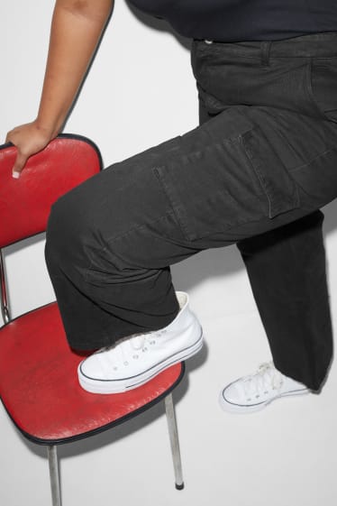 Femmes grandes tailles - CLOCKHOUSE - pantalon cargo - high waist - noir