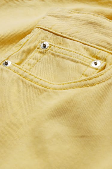 Mężczyźni - Szorty dżinsowe - żółty