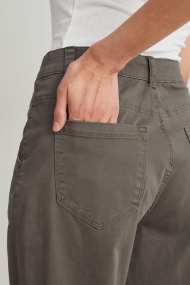 Dona - Xinos - mid waist - tapered fit - verd