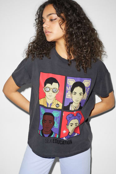 Exclu web - CLOCKHOUSE - T-shirt - Netflix - Sex Education - gris foncé