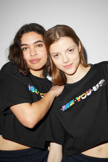 CLOCKHOUSE - camiseta crop - unisex - PRIDE - negro