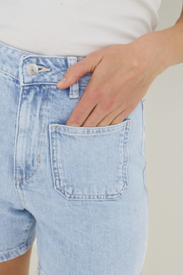Femei - Pantaloni scurți de blugi - talie înaltă - LYCRA® - denim-albastru deschis