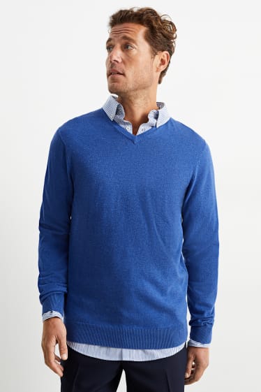 Mężczyźni - Sweter z delikatnej włóczki i koszula - regular fit - przypinany kołnierzyk - niebieski