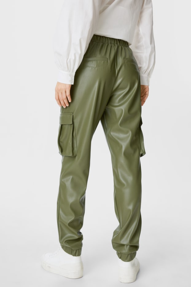 Femmes - Pantalon cargo - similicuir - matière recyclée - vert foncé