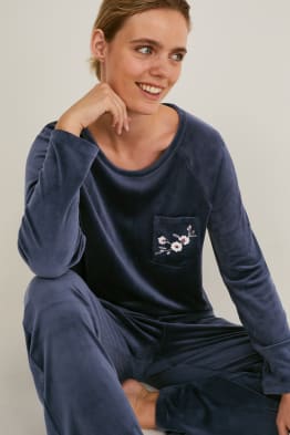 C and a pyjama shop