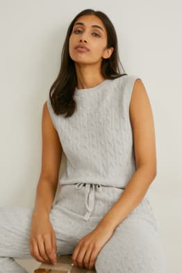 Cashmere slipover - cable knit pattern