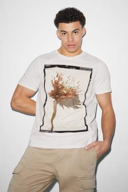 Tricou