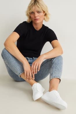 Zapatillas deportivas para mujeres en varios dise os C A