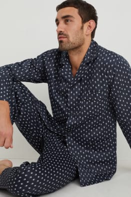C and a pyjama shop