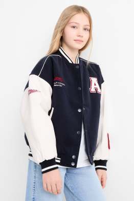 Une tenue irresistible avec un manteau pour fille de C A
