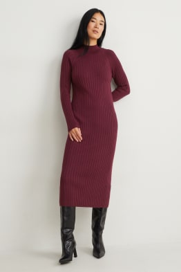 Rochie din tricot care evidențiază silueta