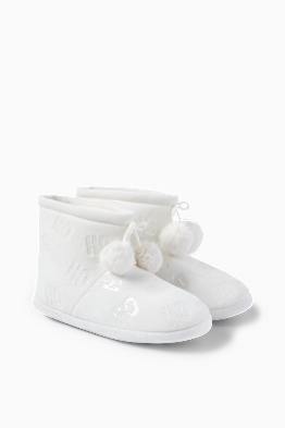 Chaussures dans plusieurs couleurs et tailles E Shop C A