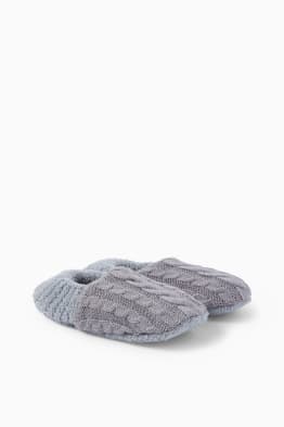 Papuci de casă tricotați - cu torsade