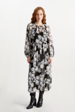 Les robes longues defilent pour une allure aerienne sur C A