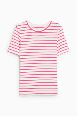 C en a basic t shirt sales