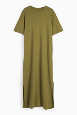 Les robes longues defilent pour une allure aerienne sur C A