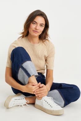 Zapatillas deportivas para mujeres en varios dise os C A