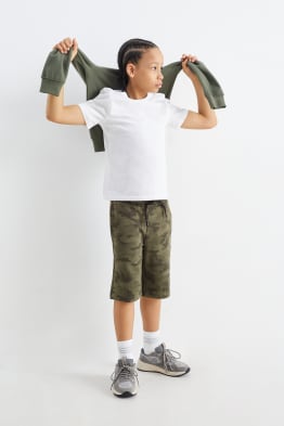 Faites le plein de couleurs avec un short pour garcon C A