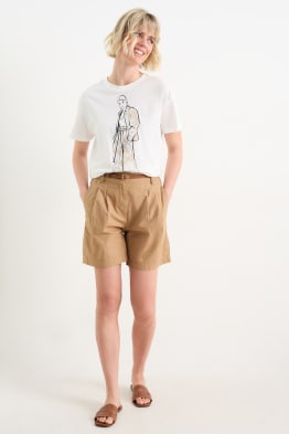 Shorts mit Gürtel - High Waist