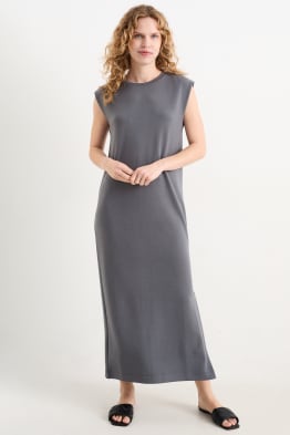 Basic dress with slit