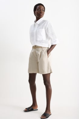 Shorts mit Gürtel - High Waist