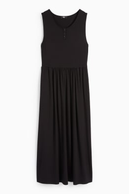 Les robes longues defilent pour une allure aerienne sur C A