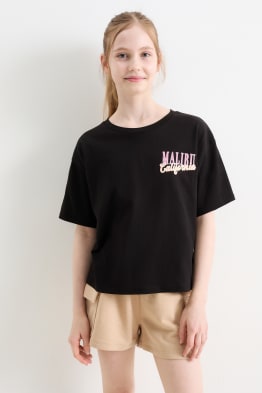 Disfruta del sol con las camisetas de nina de C A