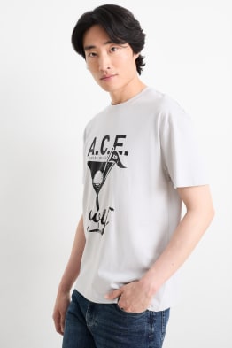 Tricou