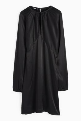 Robe empire en satin, à manches ballons et dotée d'une découpe