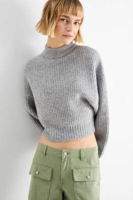 Krótki sweter ze stójką - w prążki