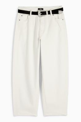 Curved jeans con cinturón - high waist
