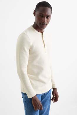 Camiseta con tapeta de botones corta - con textura